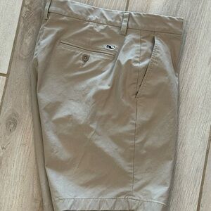 Vineyard Vines Performance Shorts in Cream